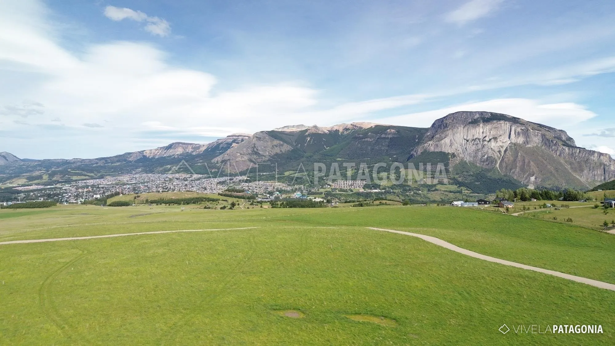 Vista aérea del predio con el Cerro Mackay y Coyhaique al fondo