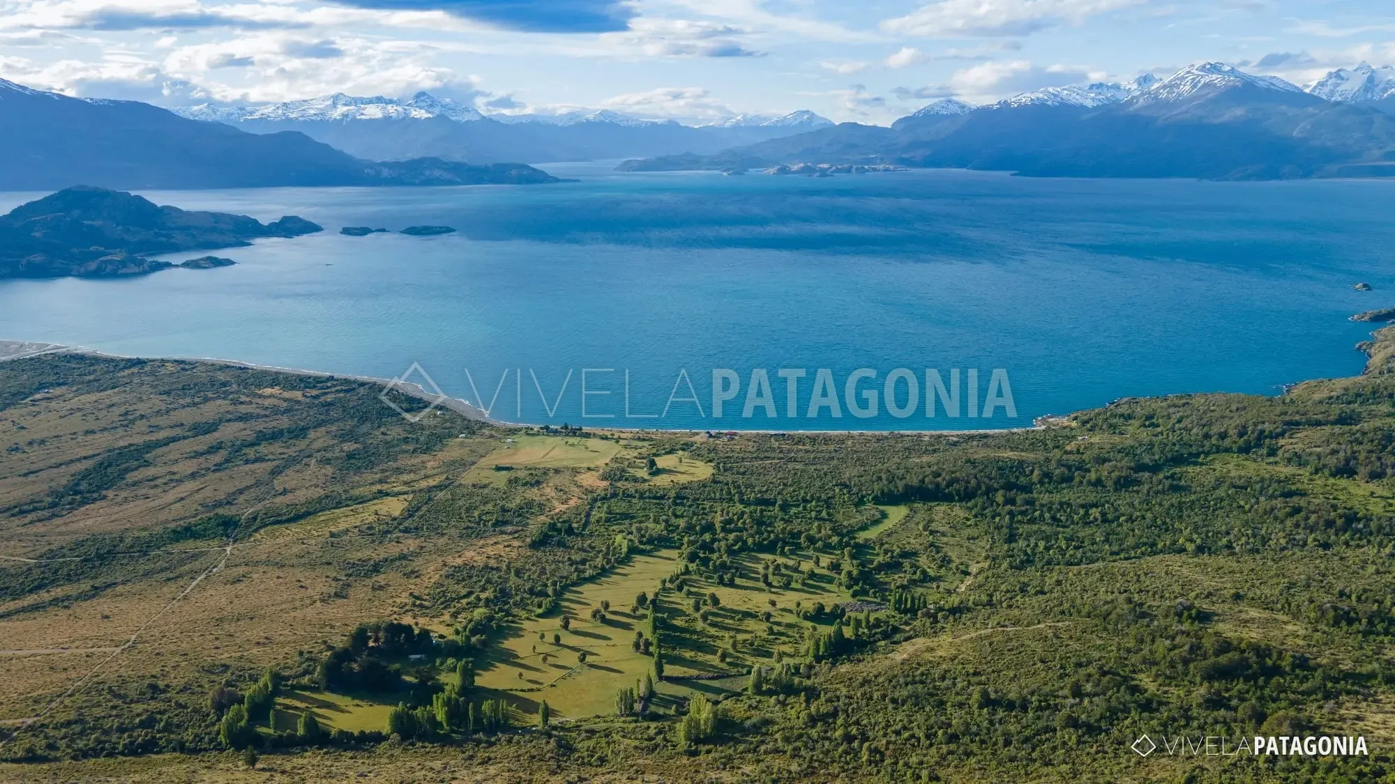 Vista aérea del Fundo Bellavista sobre el Lago General Carrera
