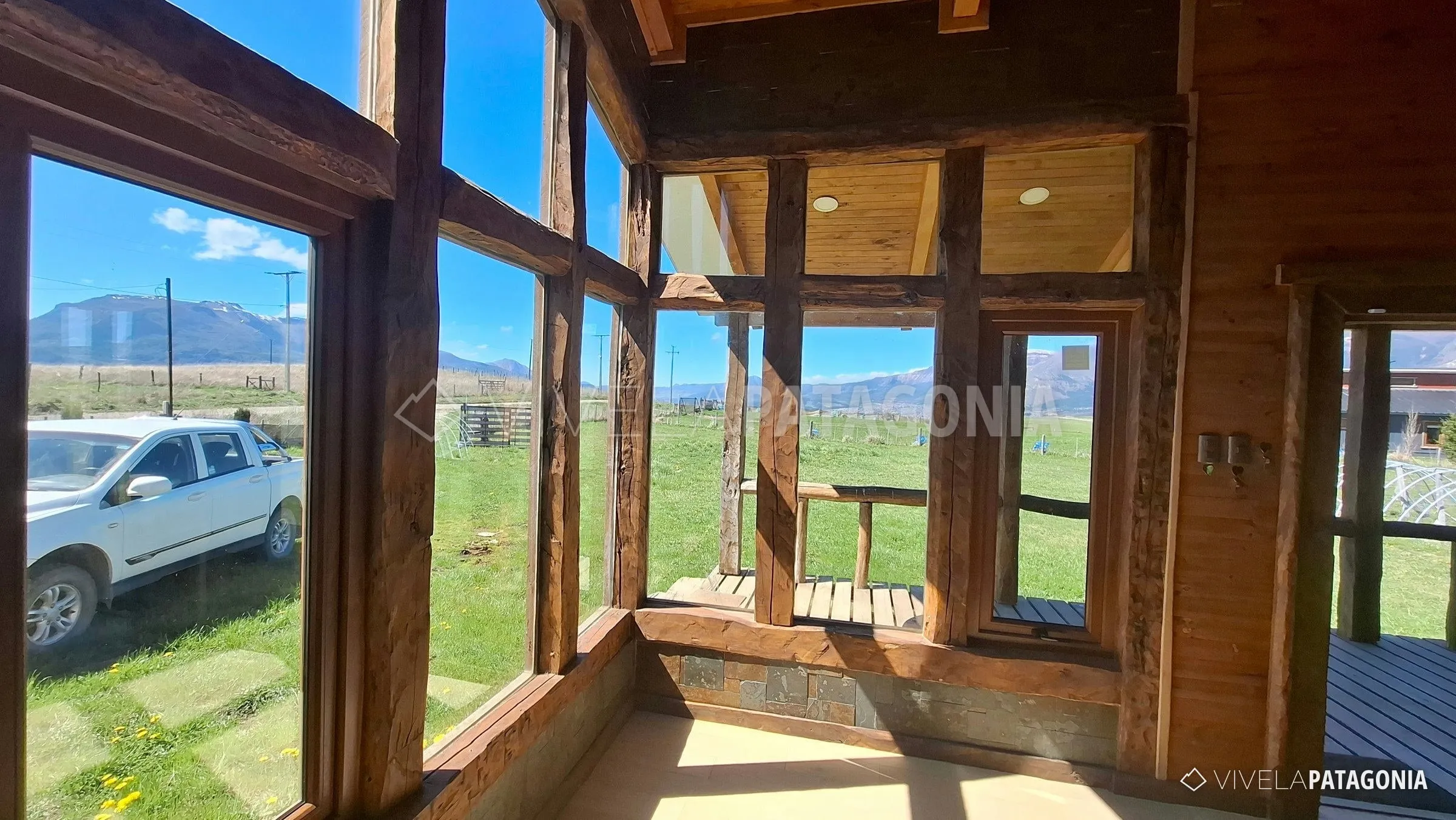 Living rodeado de ventanales, con vista al campo y la cordillera · Casa en parcela en arriendo · Panguilemu