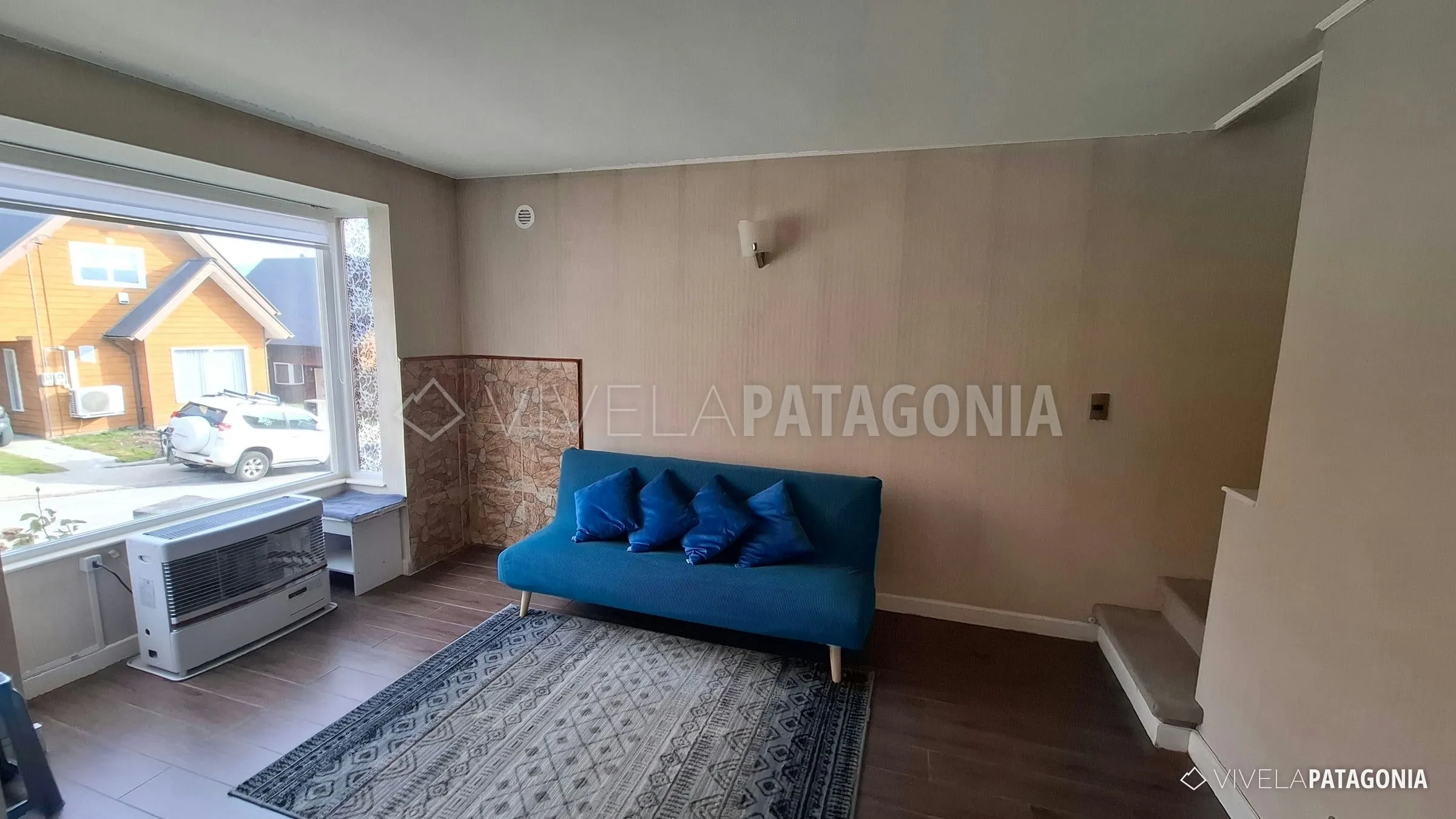 Living luminoso con ventanal · Casa urbana en venta · Coyhaique urbano
