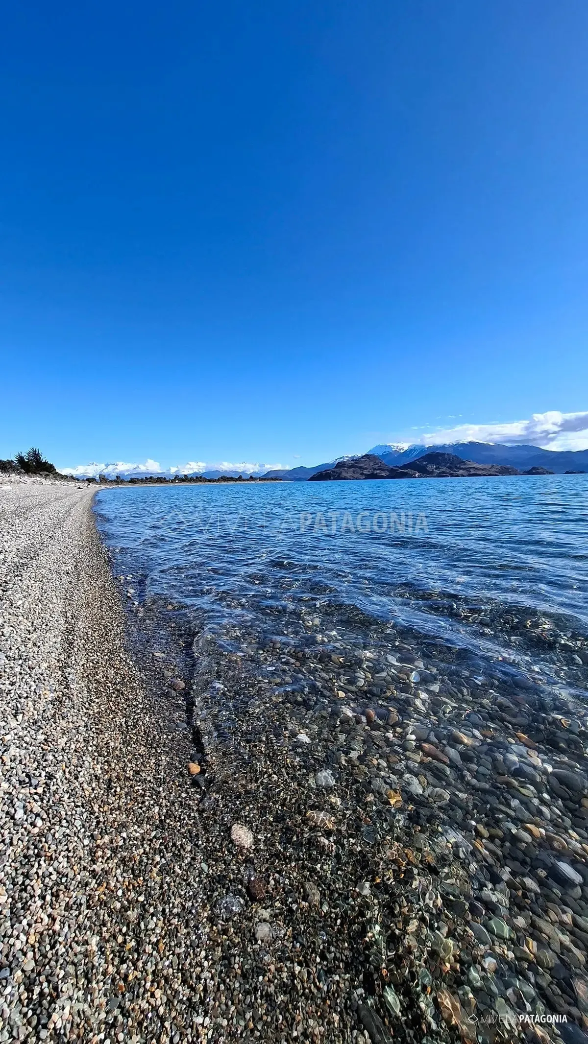 Playa de canto rodado del fundo con agua turquesa