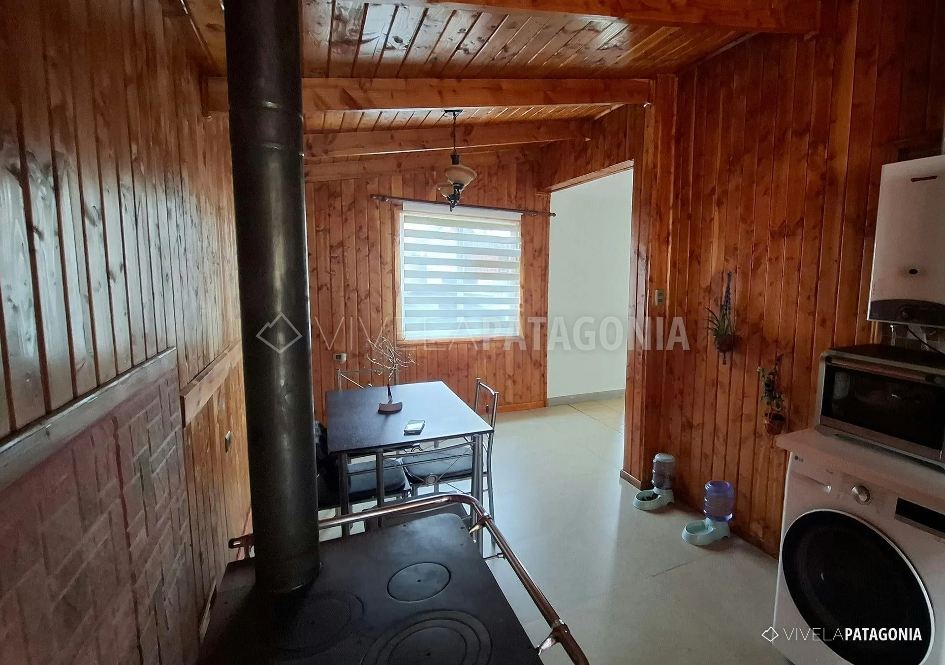 Cocina ampliada con comedor y cocina a leña · Casa urbana en venta · Coyhaique urbano