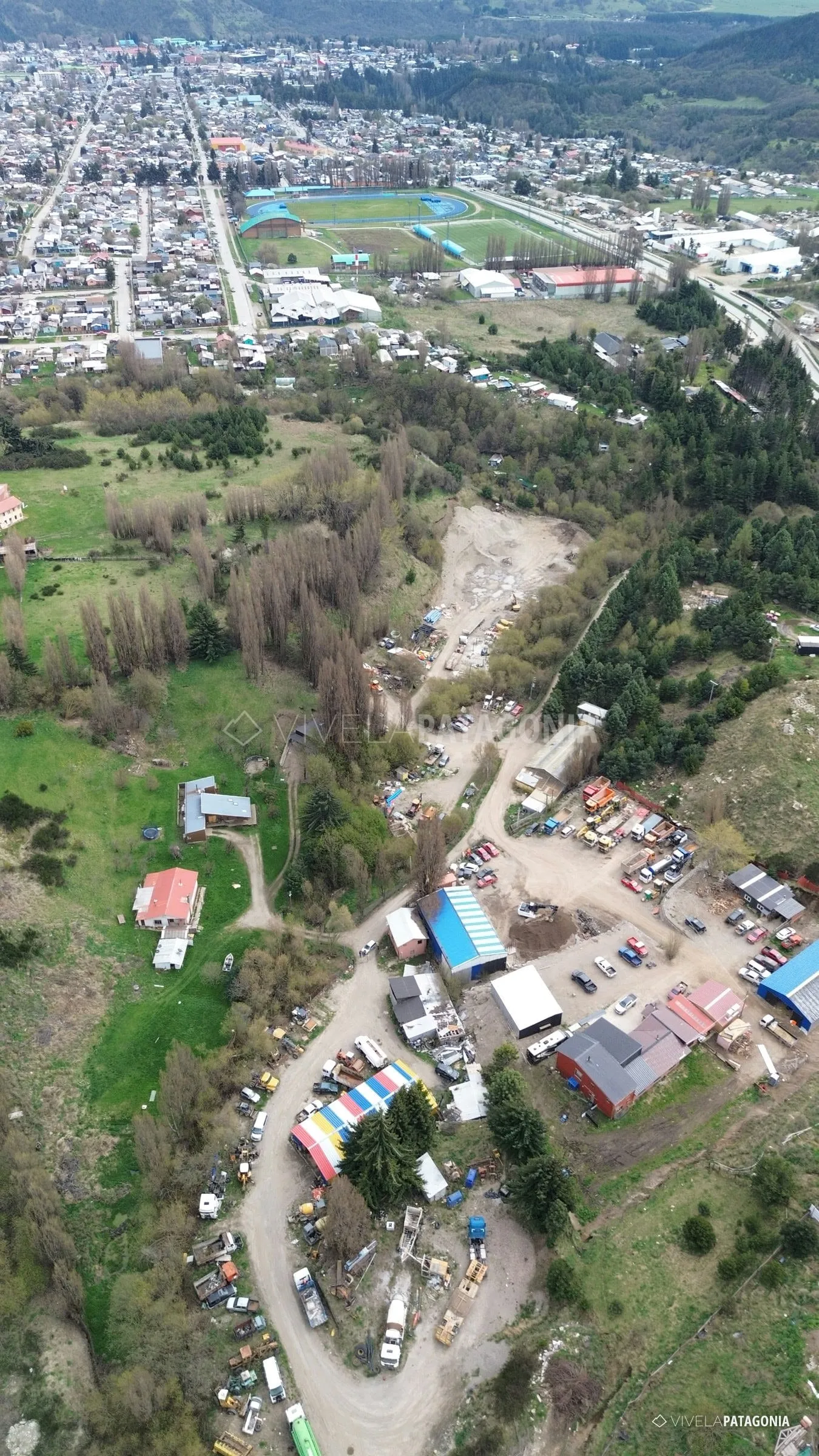 Desde el aire, la ciudad a pasos del terreno · Comercial en venta · Coyhaique urbano
