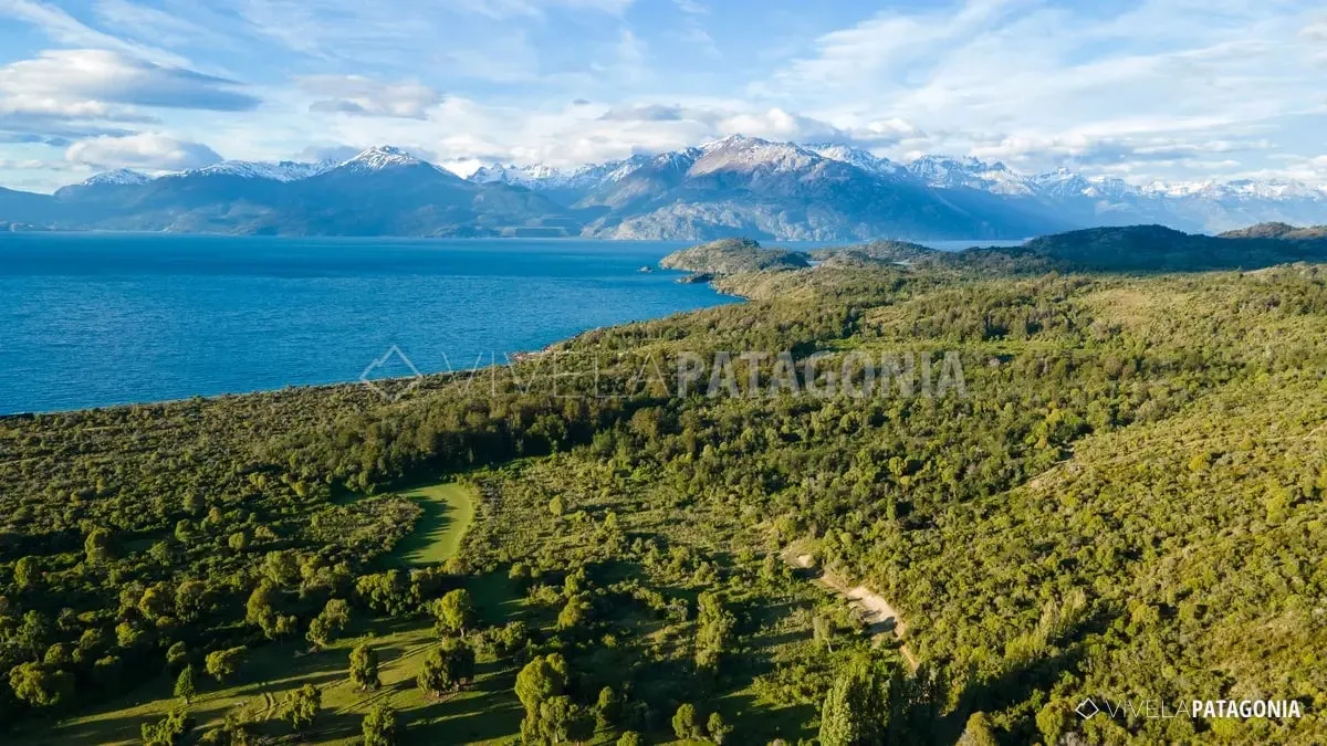 Lago General Carrera y la cordillera vistos desde el loteo