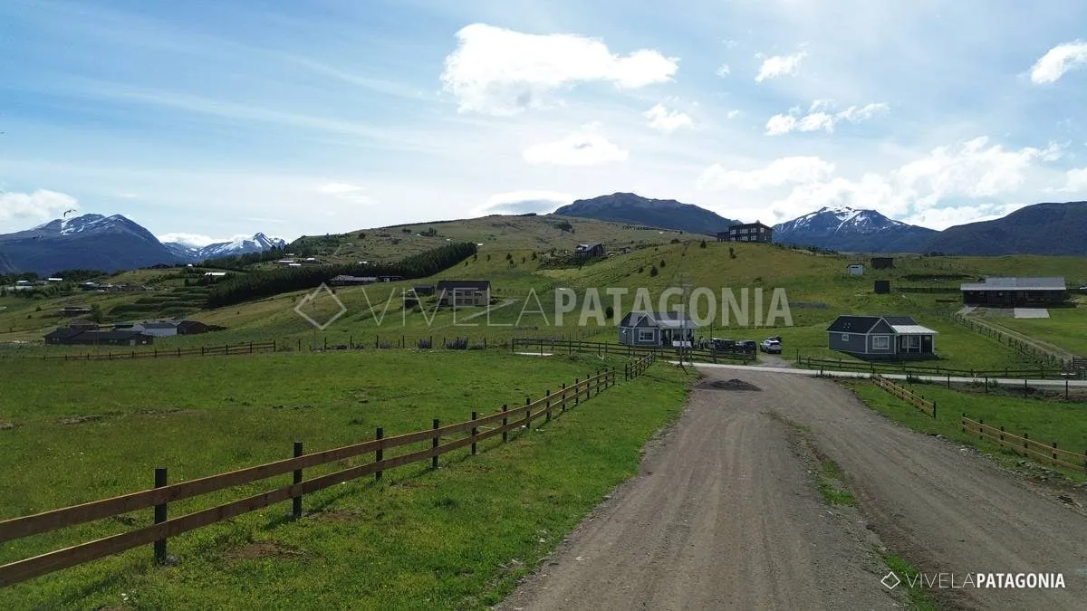 Acceso al loteo con cerco de madera