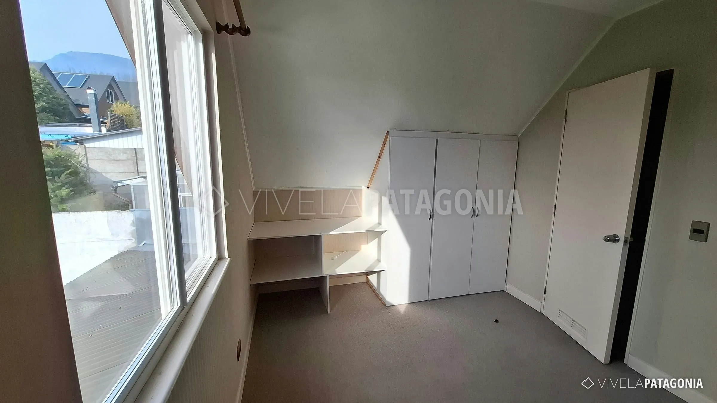 Dormitorio con clóset y escritorio · Casa urbana en venta · Coyhaique urbano