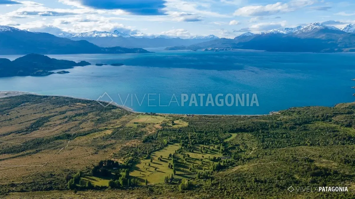 Vista aérea de la bahía turquesa junto al loteo