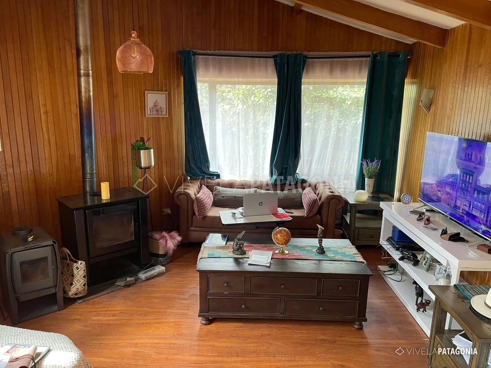 Living acogedor junto a la estufa a leña · Casa en venta · Coyhaique urbano