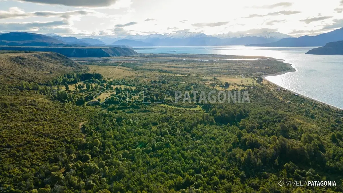 Atardecer sobre el lago y el valle del fundo