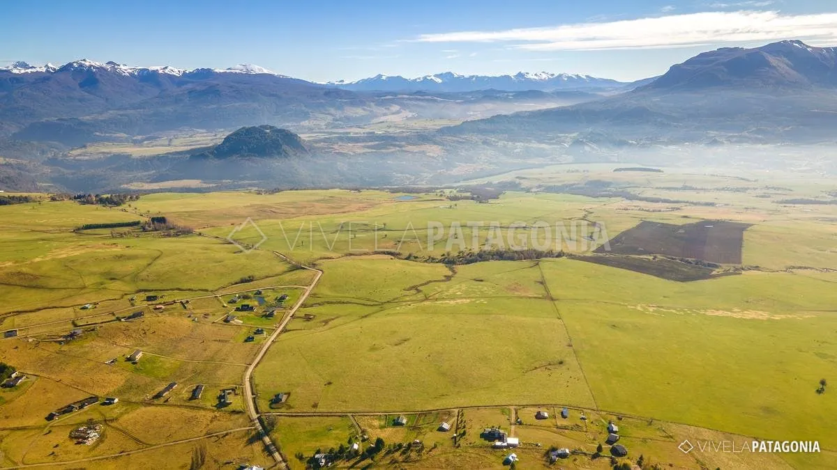 Vista aérea del valle con la cordillera nevada