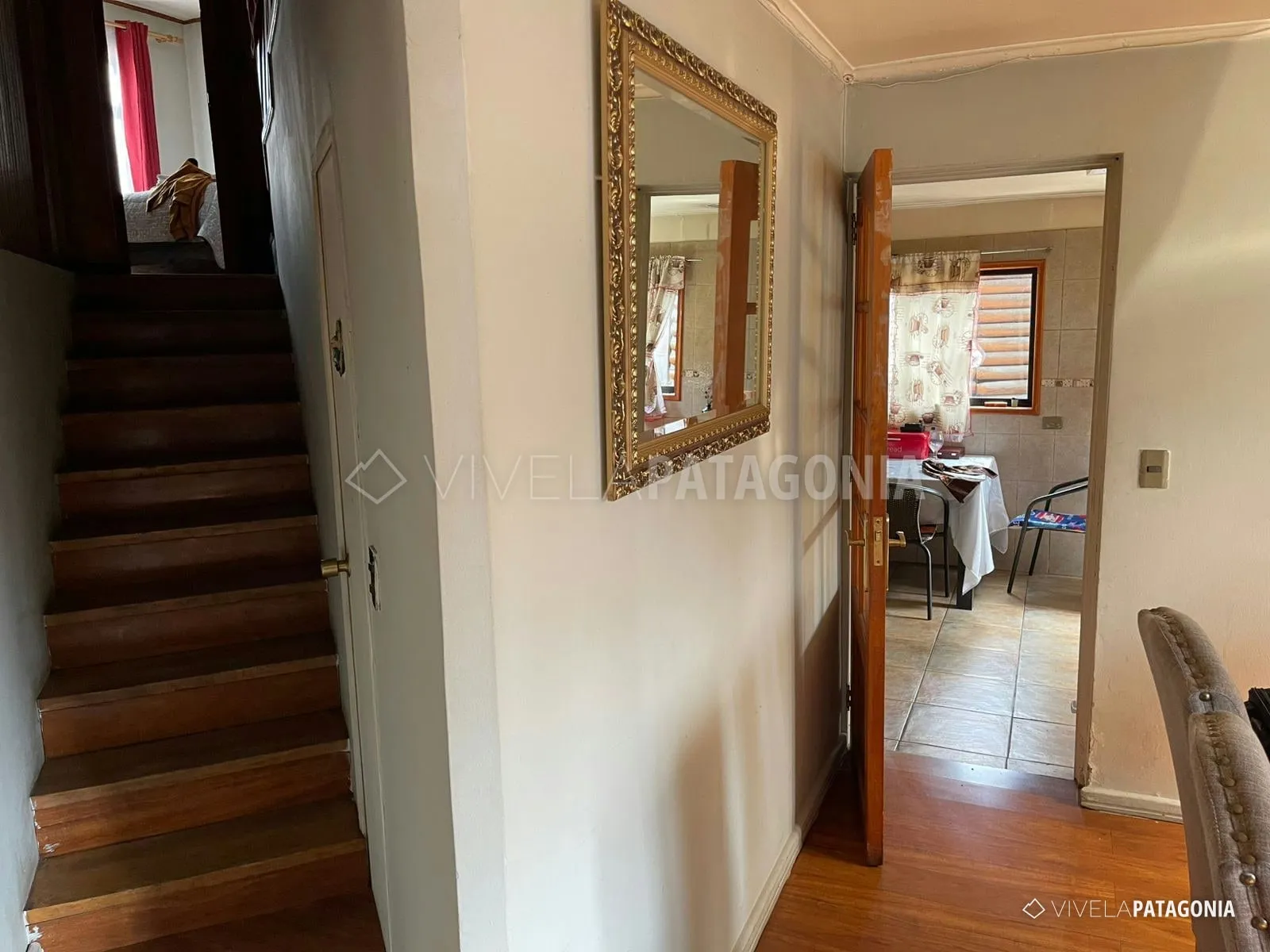Hall y escalera hacia el segundo piso · Casa en venta · Coyhaique urbano