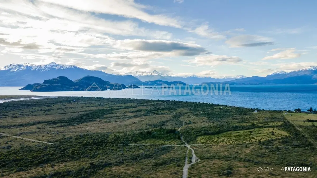 Estepa patagónica del fundo con el lago al fondo
