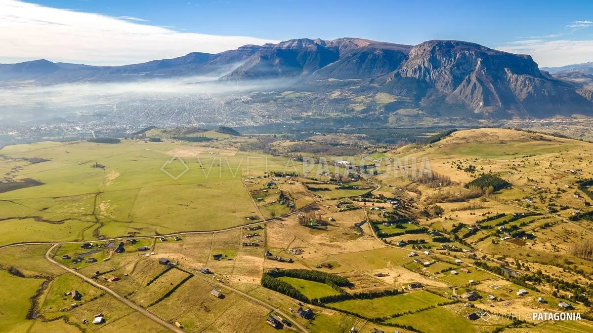 Valle de Coyhaique con niebla baja y el Cerro Mackay