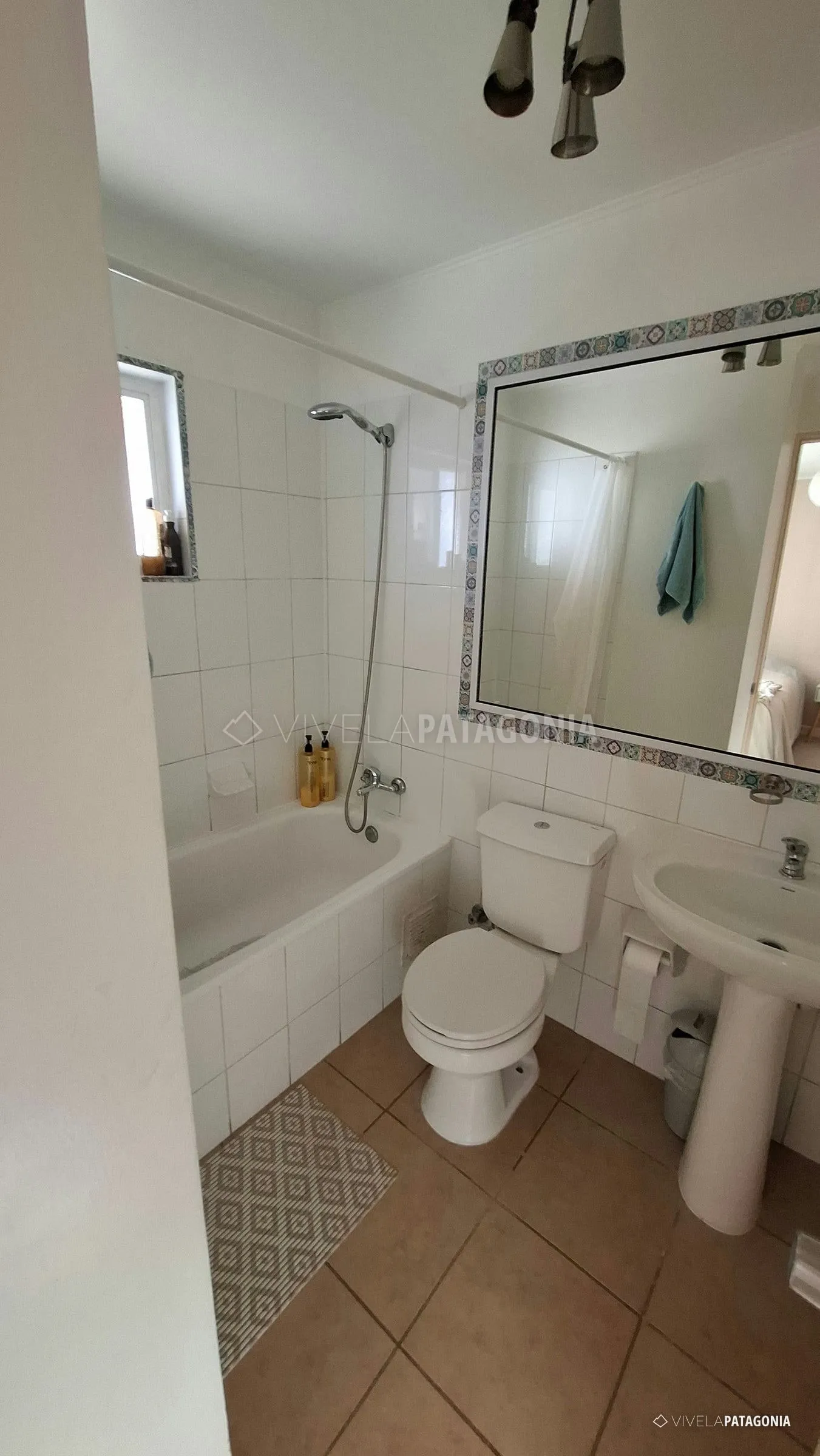 Baño completo con tina · Casa urbana en venta · Coyhaique urbano