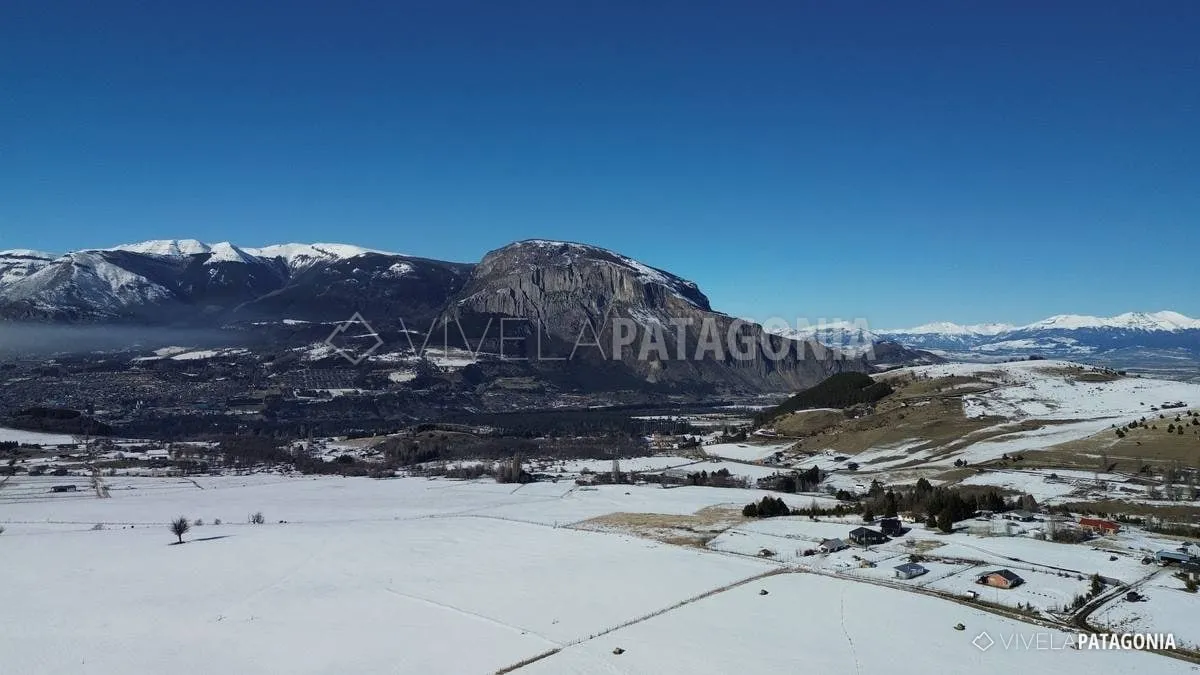 El predio y el valle nevados en invierno