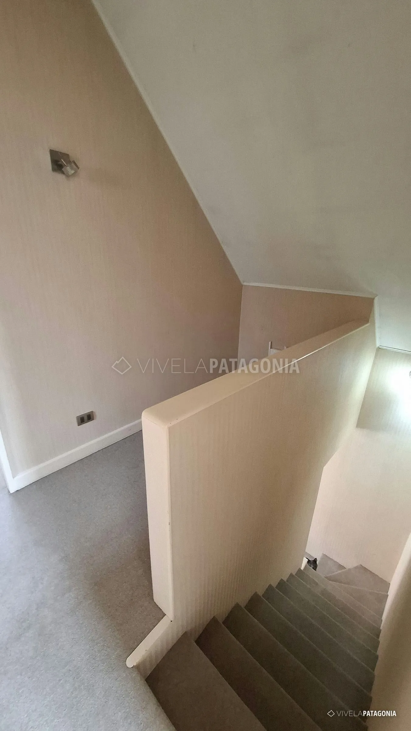 Escalera hacia el segundo piso · Casa urbana en venta · Coyhaique urbano