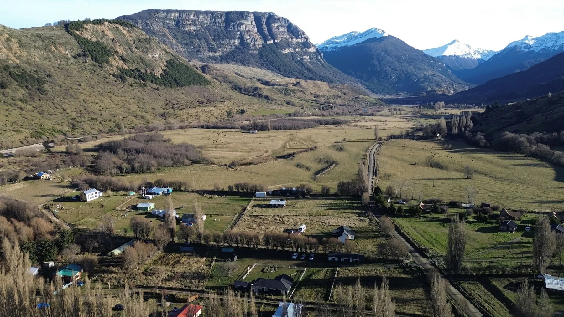 Valle y cordillera nevada en los alrededores de Coyhaique